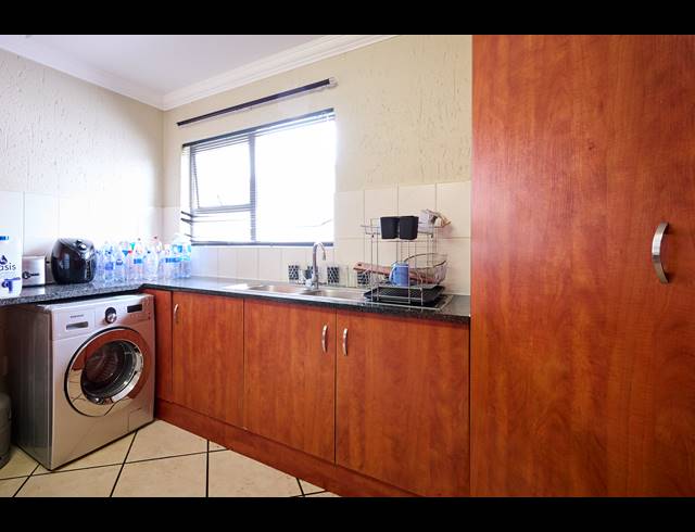 2 BEDROOM APARTMENT FOR SALE IN SUNNINGHILL